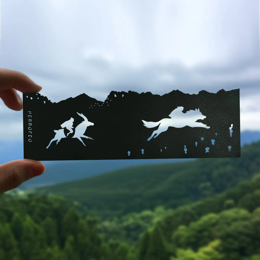 Marcapáginas de polipropileno negro troquelado con siluetas de La Princesa Mononoke con montañas y bosques de fondo