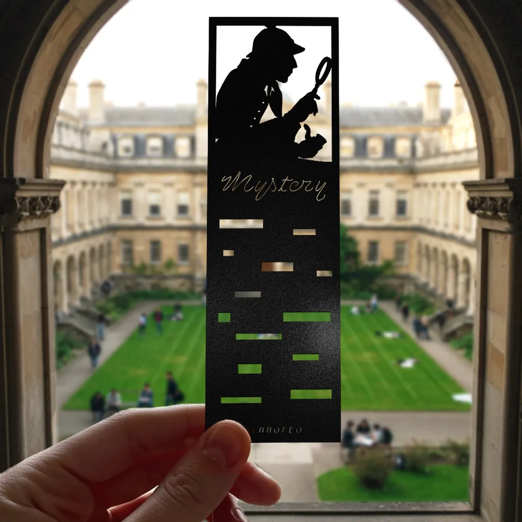 Marcapáginas de polipropileno negro con silueta troquelada de Sherlock Holmes con lupa y huecos decodificadores
